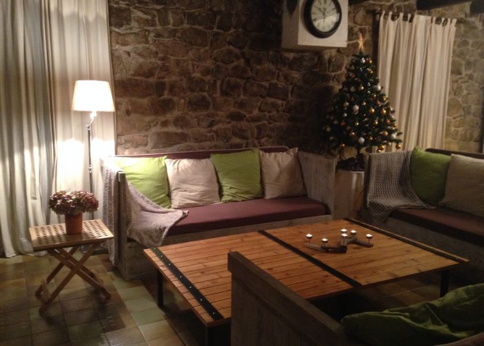 le salon du grand gîte les Combes en Ardèche avec une décoration d'hiver